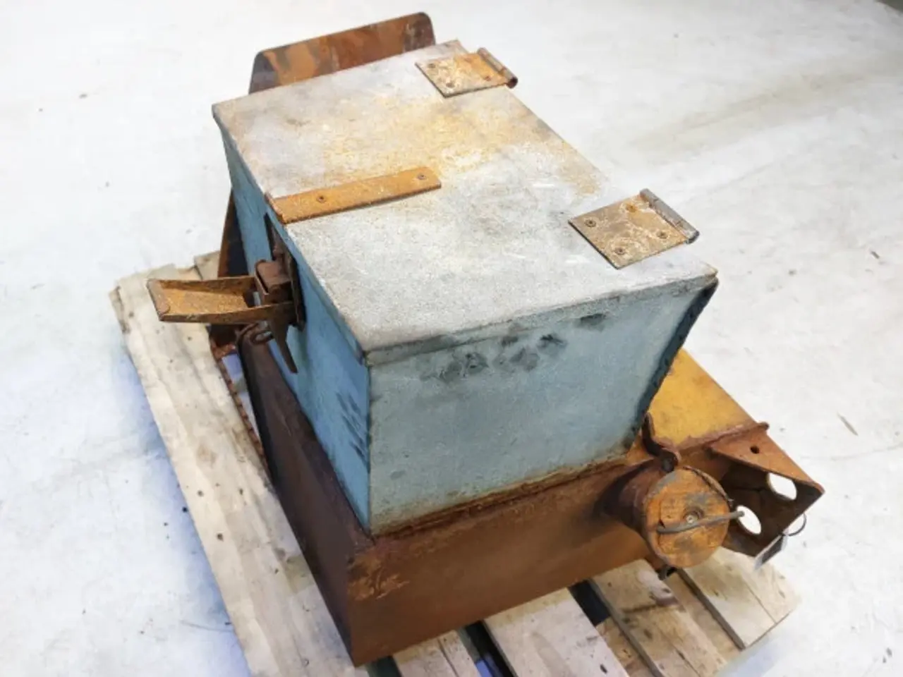 Billede 2 - Case 580 SLE Hydraulik Tank Dæksel 231882A1