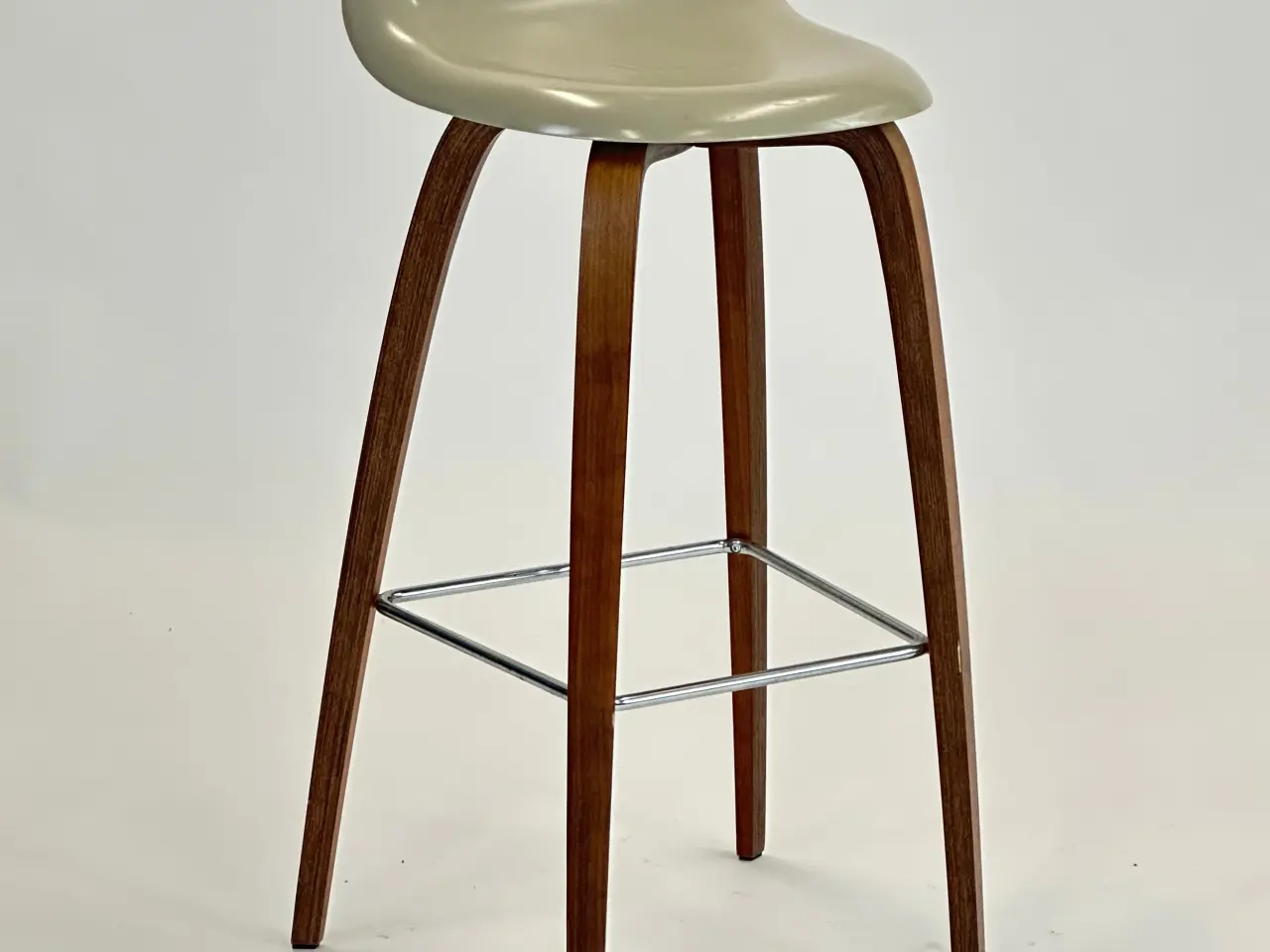 Billede 1 - GUBI 3D Bar Barstol – Lysegrå med Træ Stel SH 78 cm