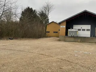 Højloftet hal udlejes!