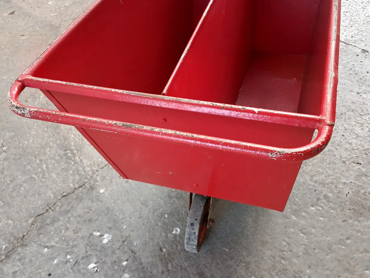 Billede 3 - Fodervogn i jern. 3 hjulet.