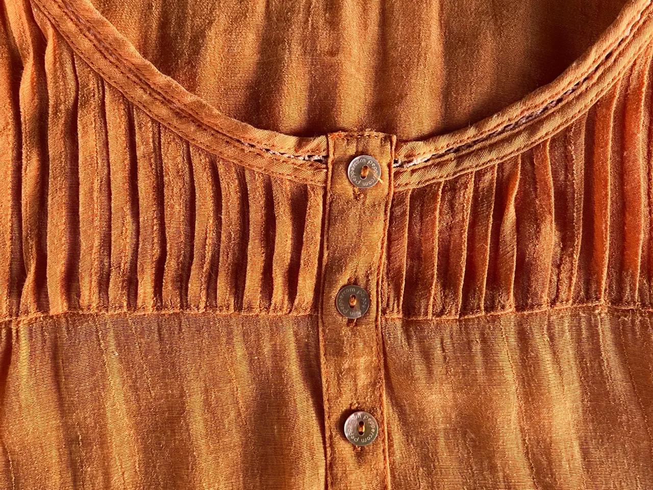 Billede 3 - Smuk, let og luftig orange bluse – str. M 