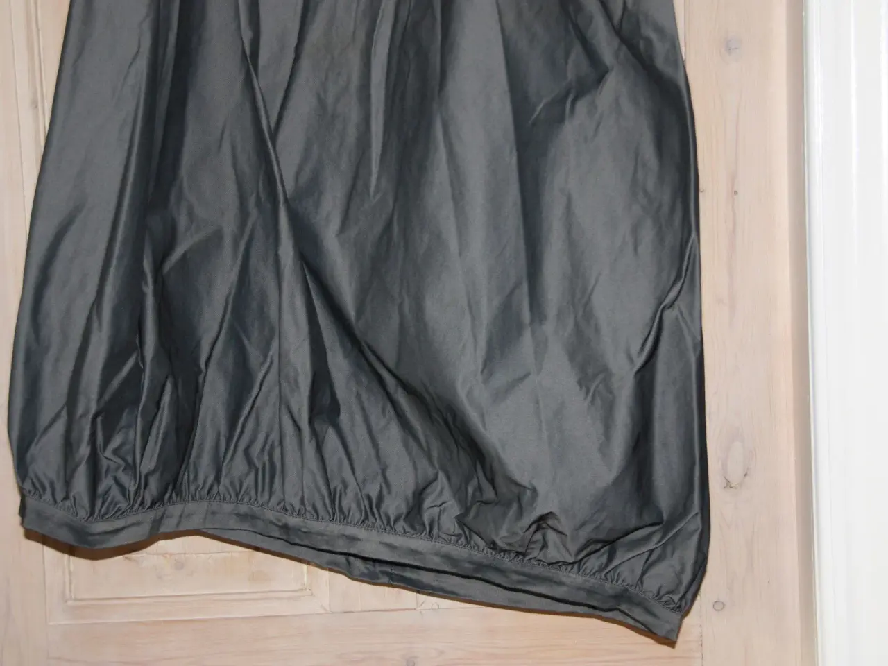 Billede 3 - Sarah Pacini grå nederdel size 0. Livv. 70 cm.