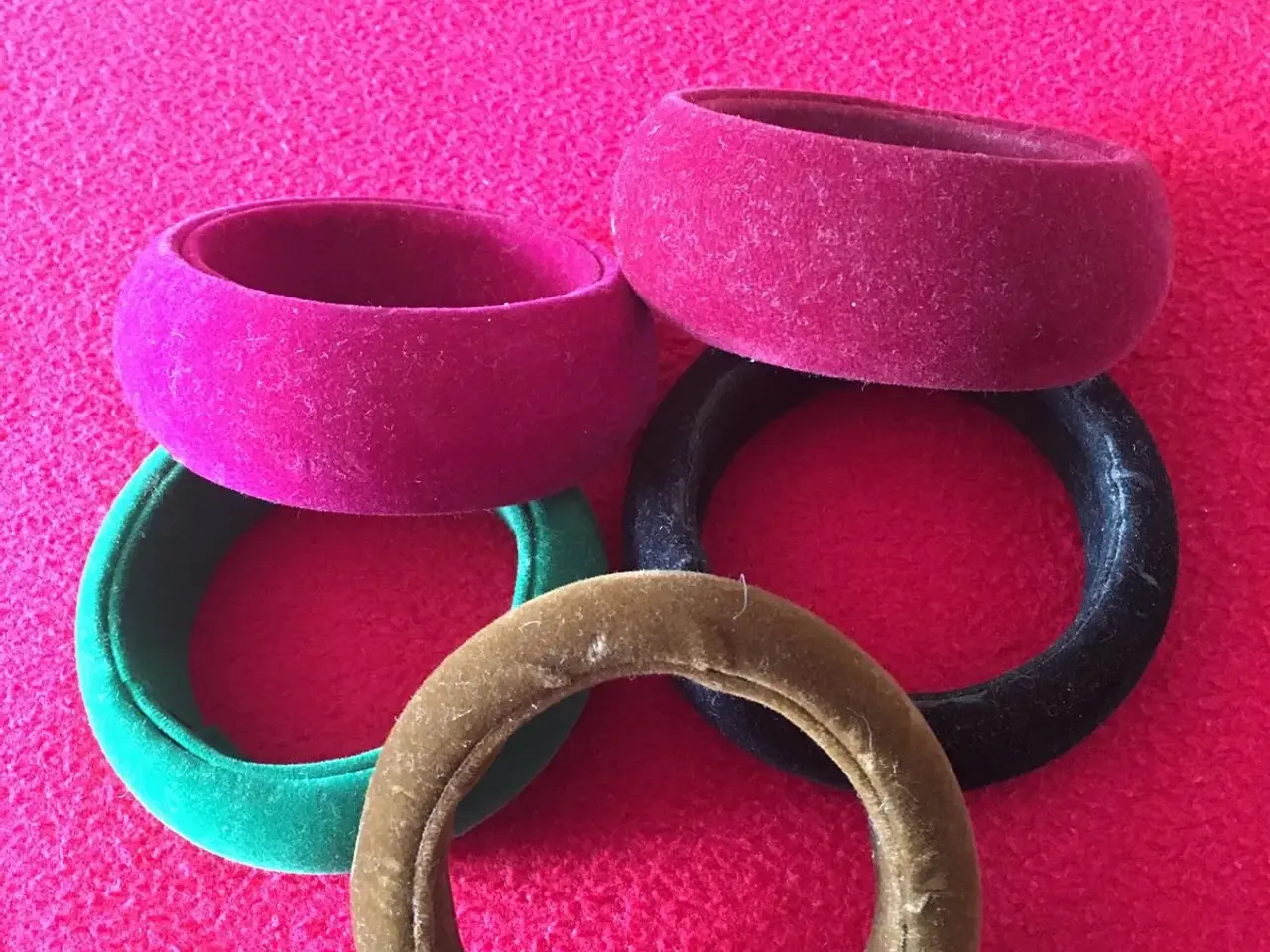 Billede 3 - Nye velour armbånd til salg