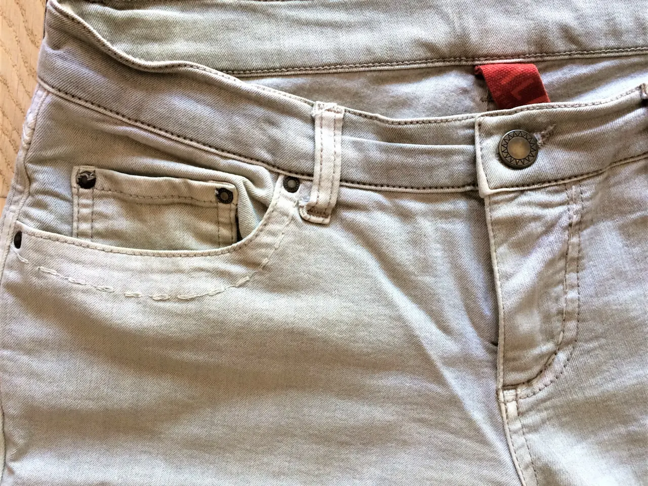Billede 5 - LYSE JEANS med fint broderi