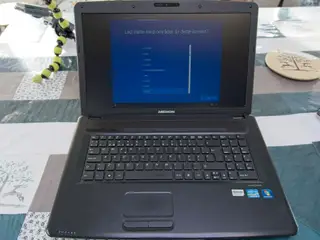 Akoya E7221 17.3 