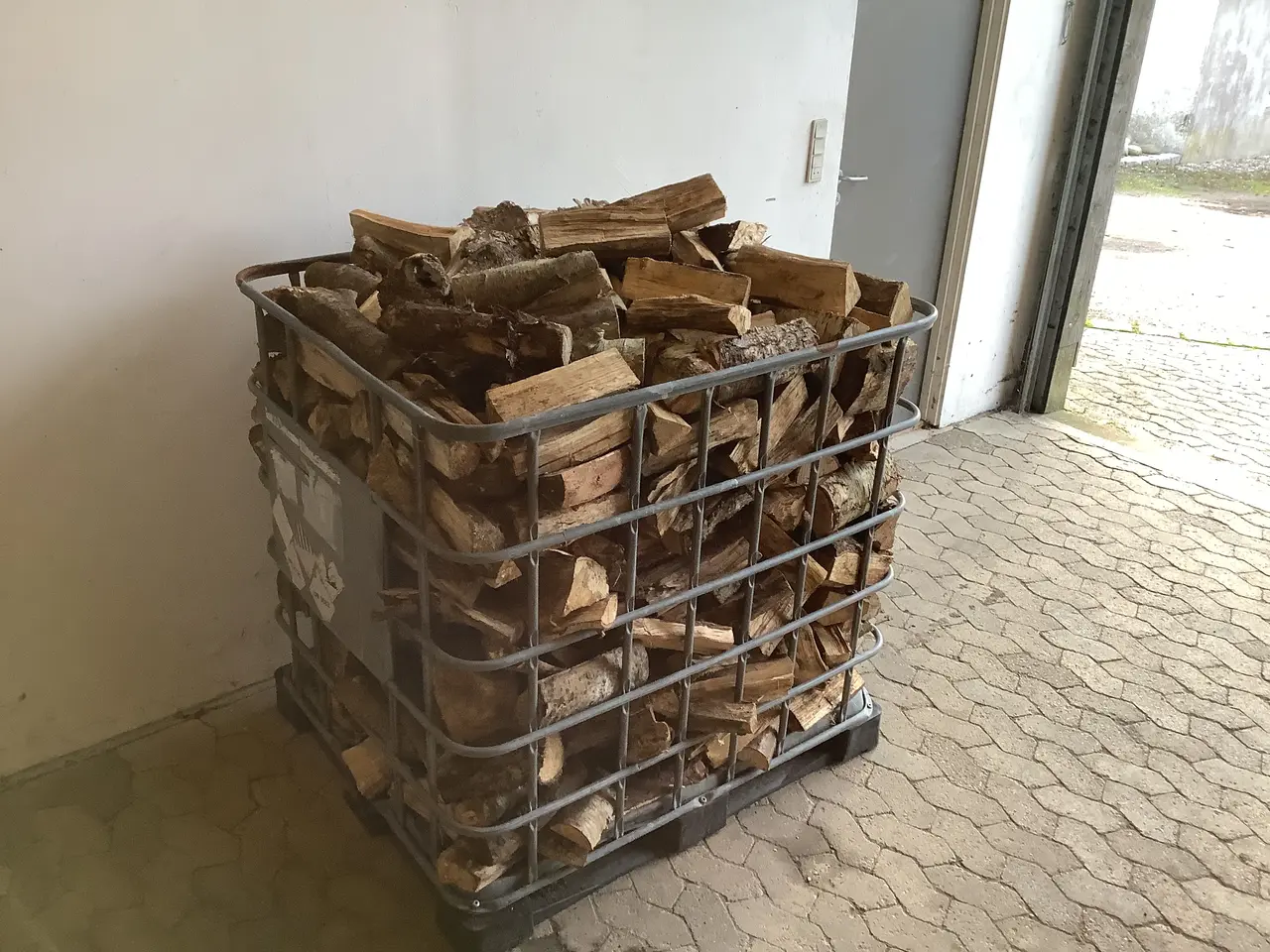 Billede 2 - Et pallebur med brænde.