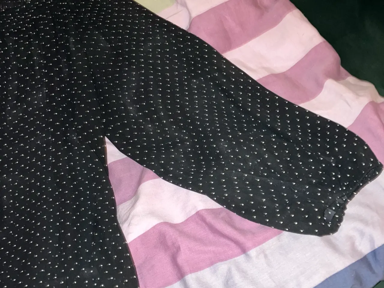 Billede 2 - Dame bluse m/ hvide prikker