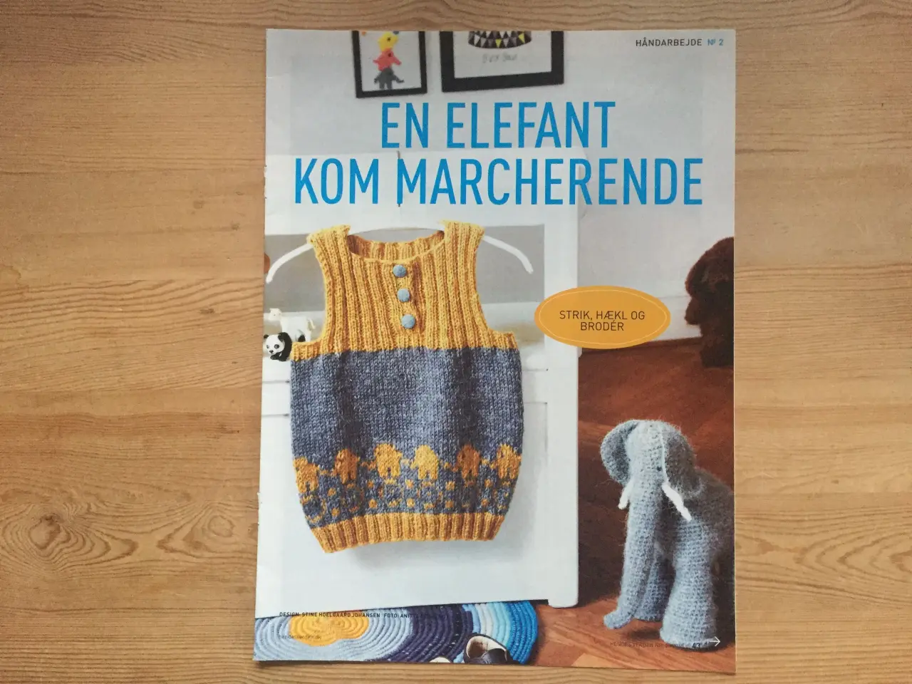 Billede 2 - Sød strikket vest med elefanter og hæklet elefant