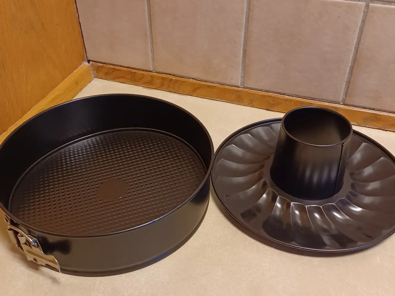 Billede 2 - Springforme - 1 non stick ny/ubrugt og 1 i metal