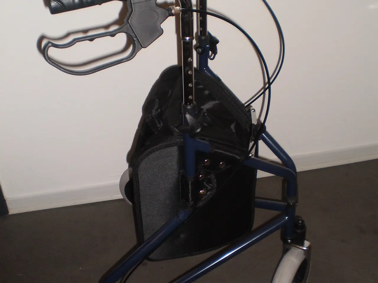 Billede 2 - Rollator med 3-hjul, tykke gummihjul, indkøbstaske
