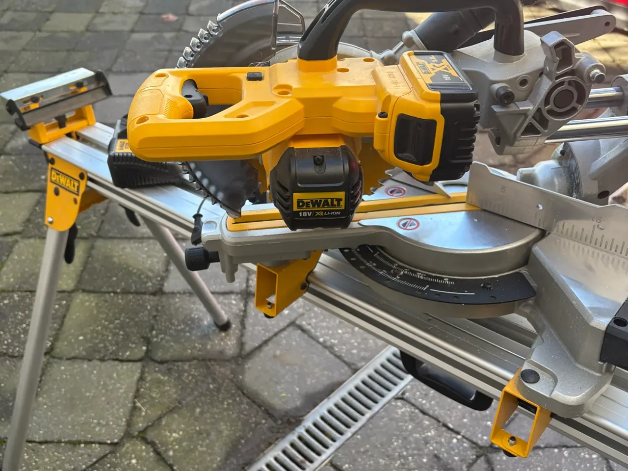 Billede 4 - DeWalt Kap-/geringssav på batteri med arbejdsbord 