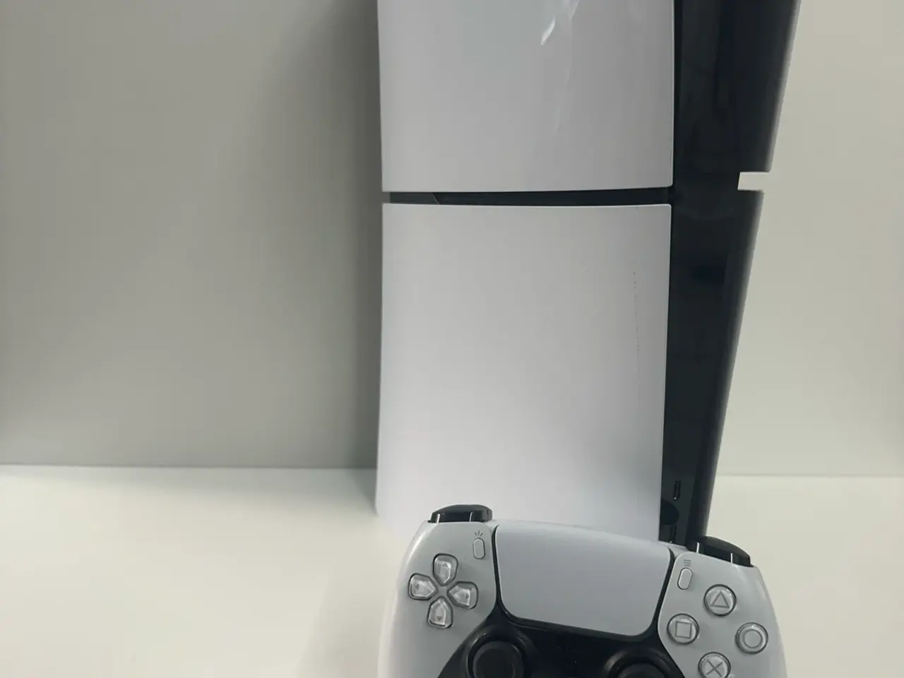 Billede 1 - 🎮 PS5 Slim Digital Edition – Flot stand & klar ti
