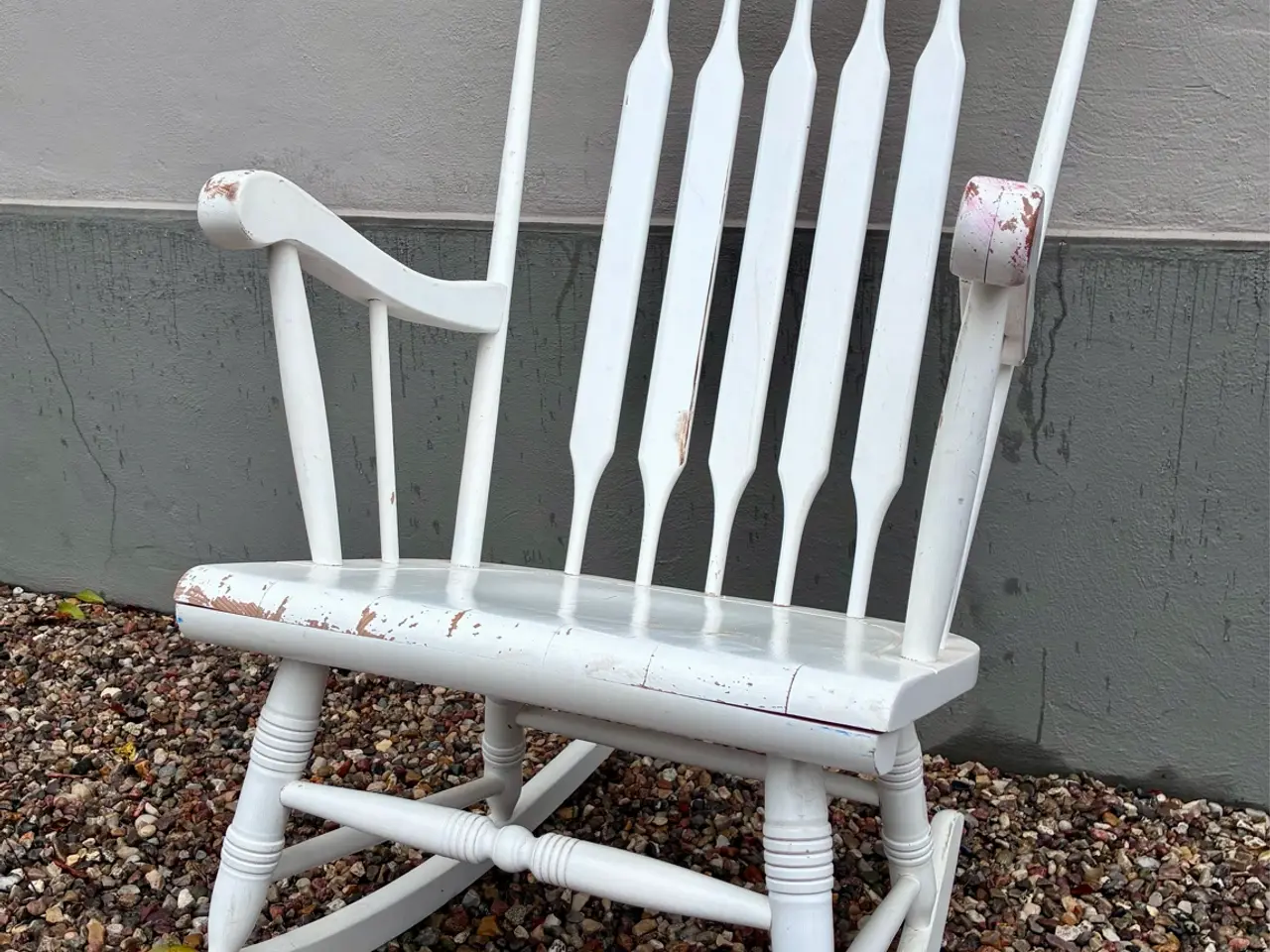 Billede 1 - Charmerende hvid gyngestol med smuk patina
