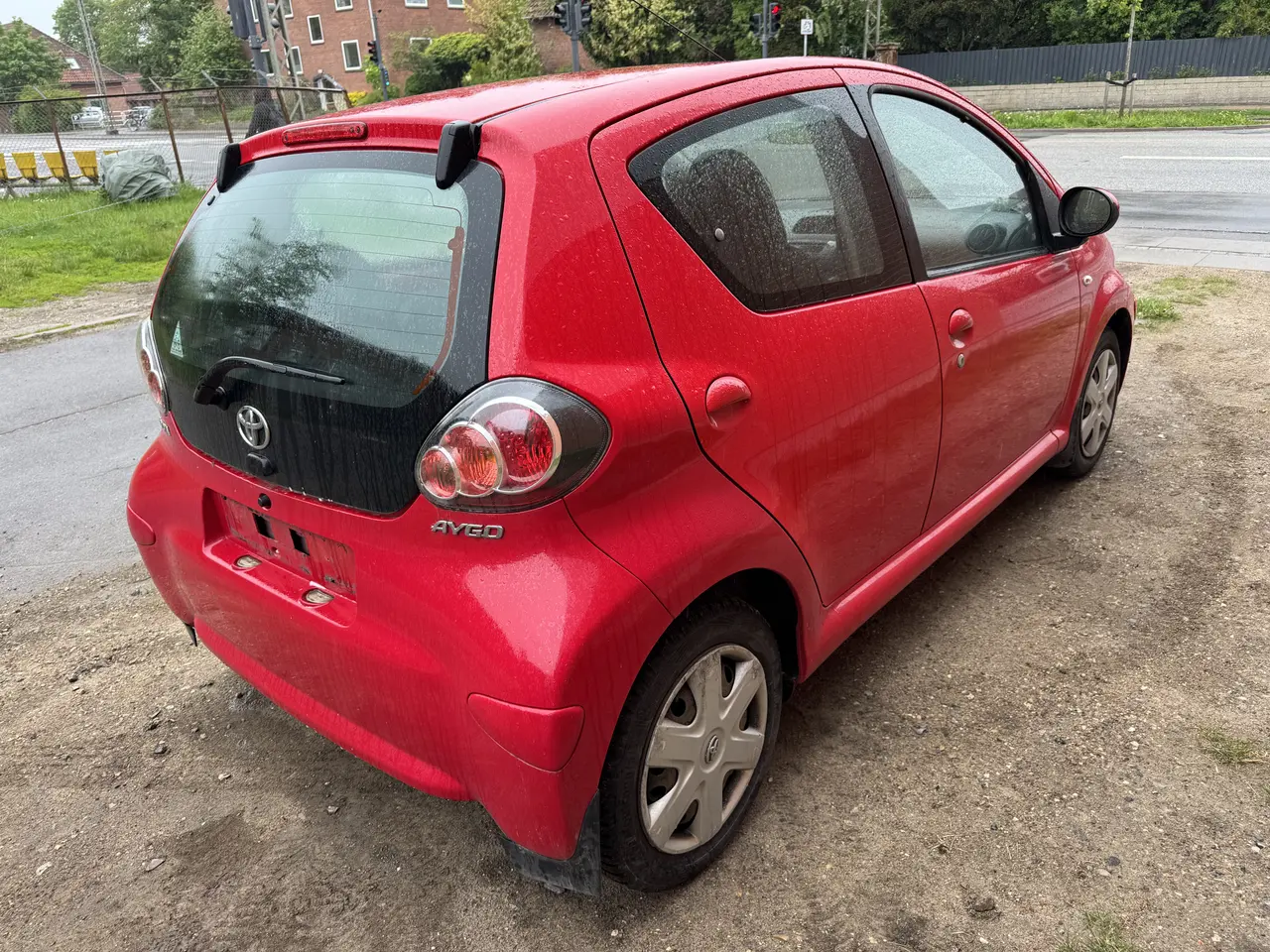 Billede 4 - Velholdt og velkørende rød Toyota Aygo.