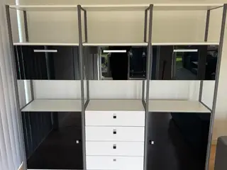 Sort hvid reolsystem