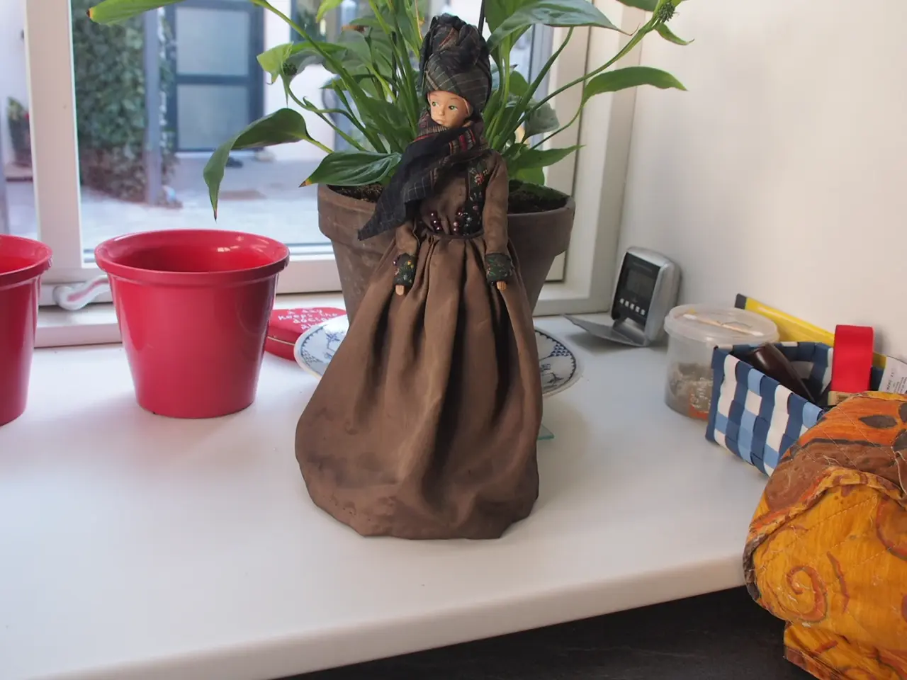 Billede 1 -  Fanøting :Dukke, vase, æggebæger og en bog.