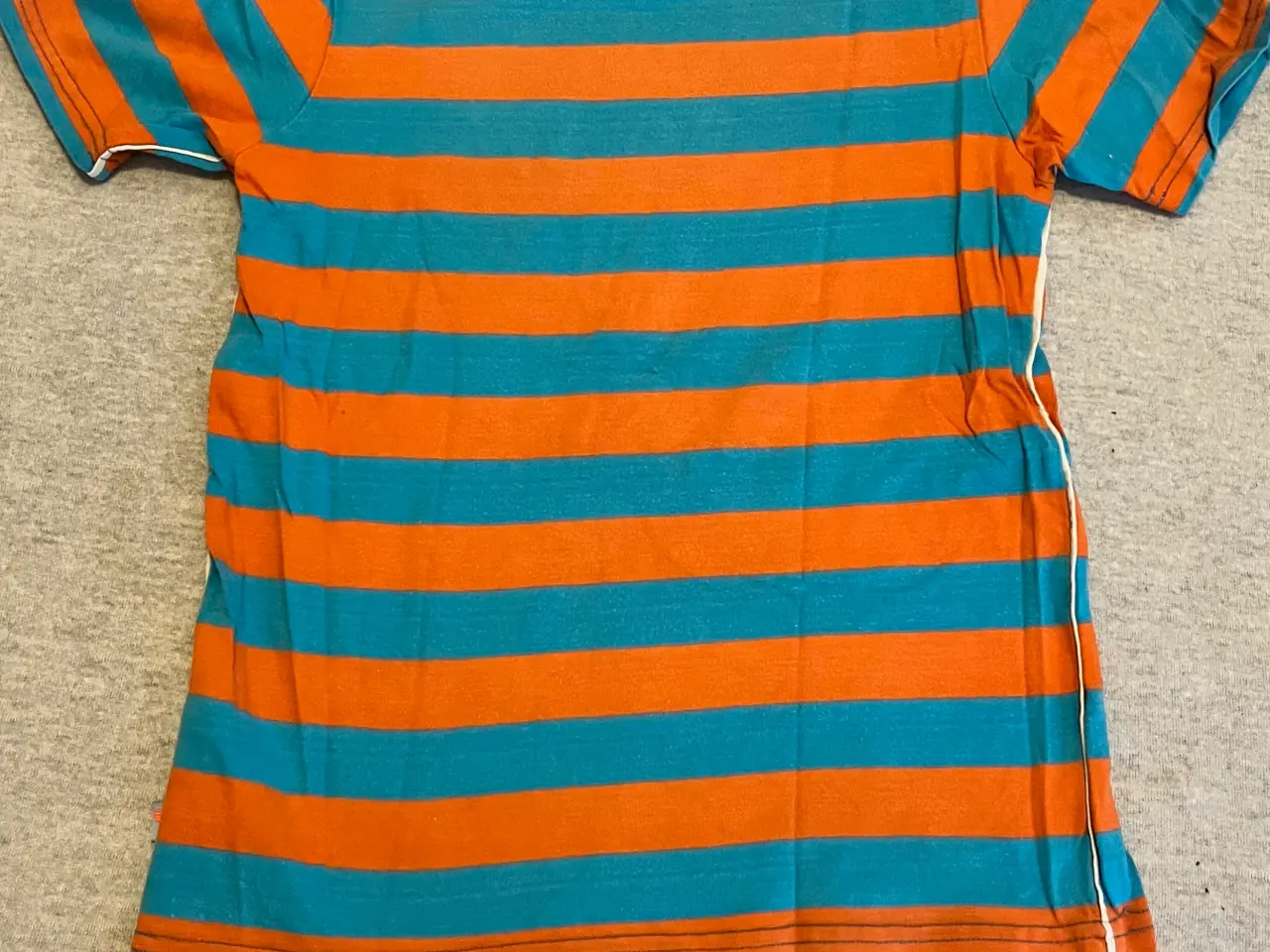 Billede 2 - T-shirt fra Hummel.
