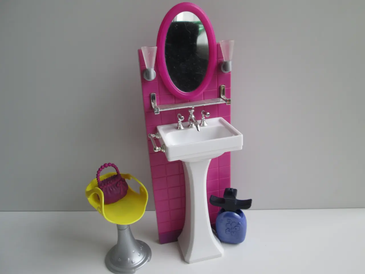 Billede 1 - Barbie Håndvask med Spejl, Lamper og 1 Stol