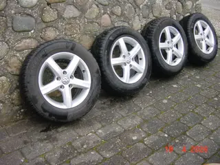 Originale VW alufælge med vinterdæk