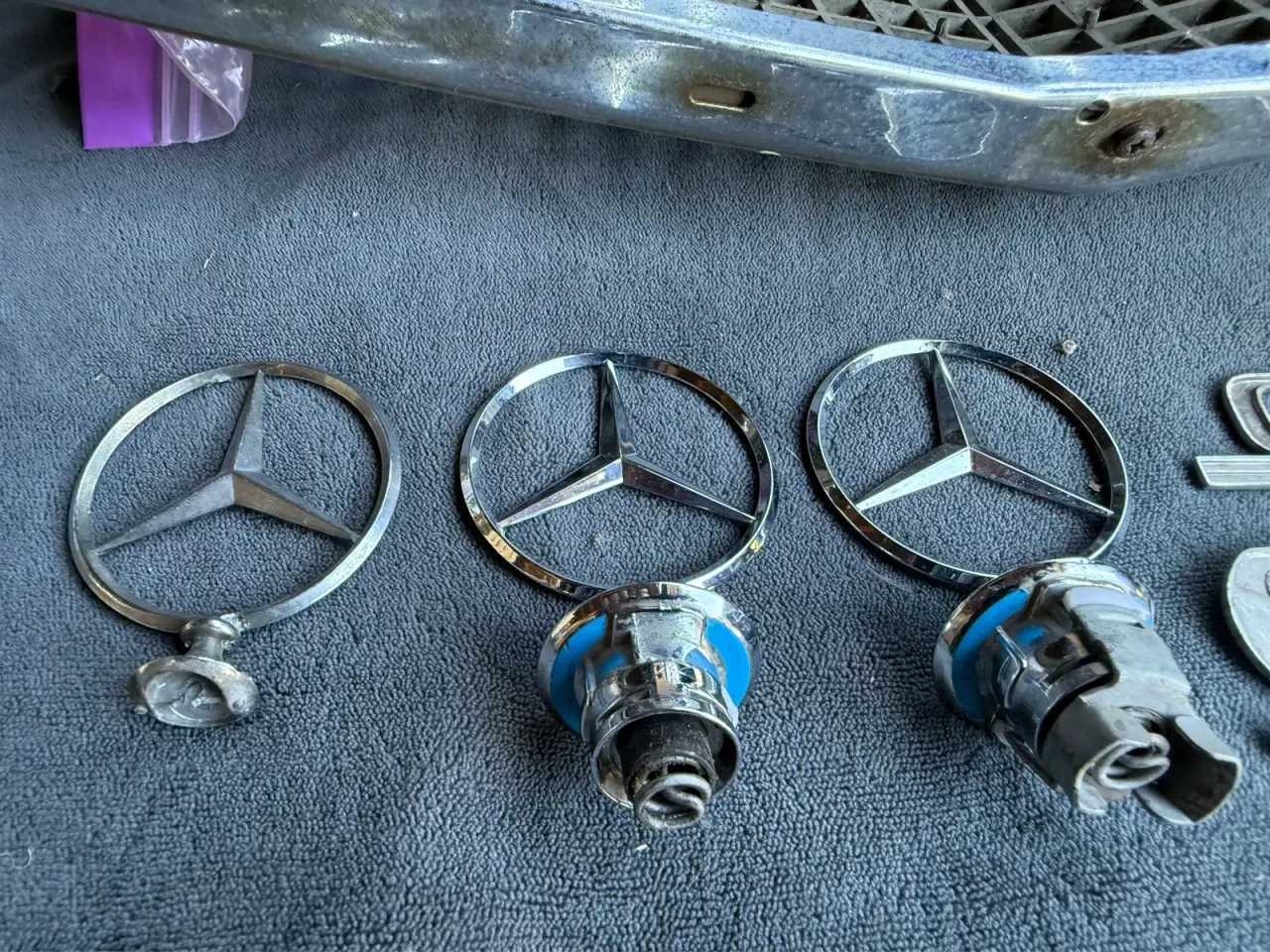Billede 6 - Mercedes stjerner & 240D/306D logoer