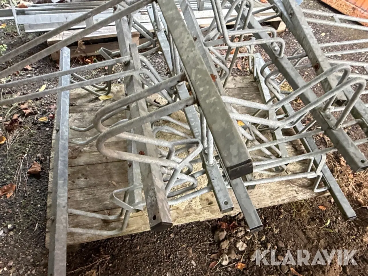 Billede 3 - Trådhegn med stolper & 6 cykel stativer