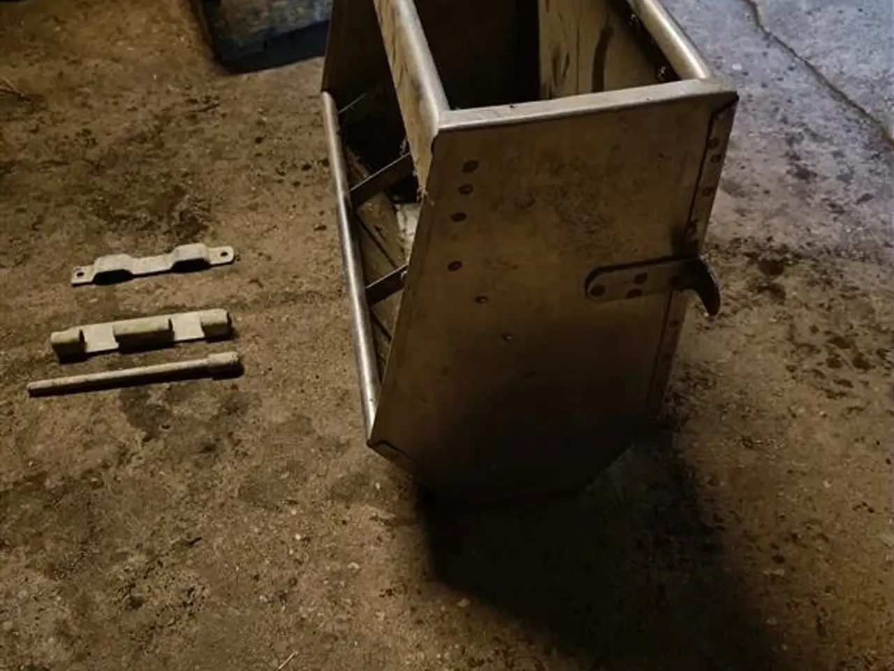Billede 2 - - - - Smågrise trug i rustfri, med vægbeslag 36 stk.