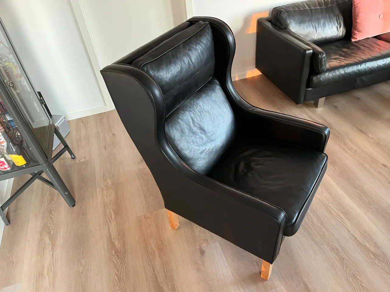 Billede 4 - Mogens Hansen MH195 øreklapstol i sort læder.