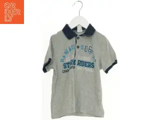 Grå Polo T-Shirt med Mørkeblå Krave og Print fra Coop (str. 116)