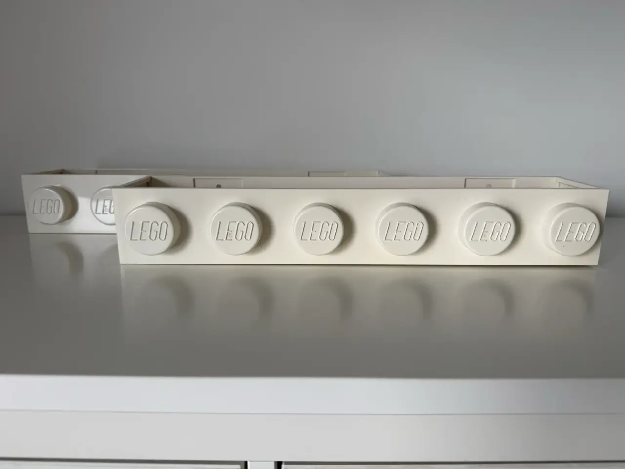 Billede 1 - To LEGO hvide væghylder til opbevaring