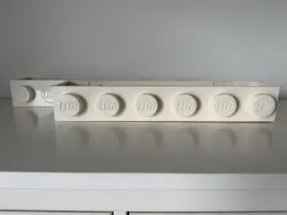 To LEGO hvide væghylder til opbevaring