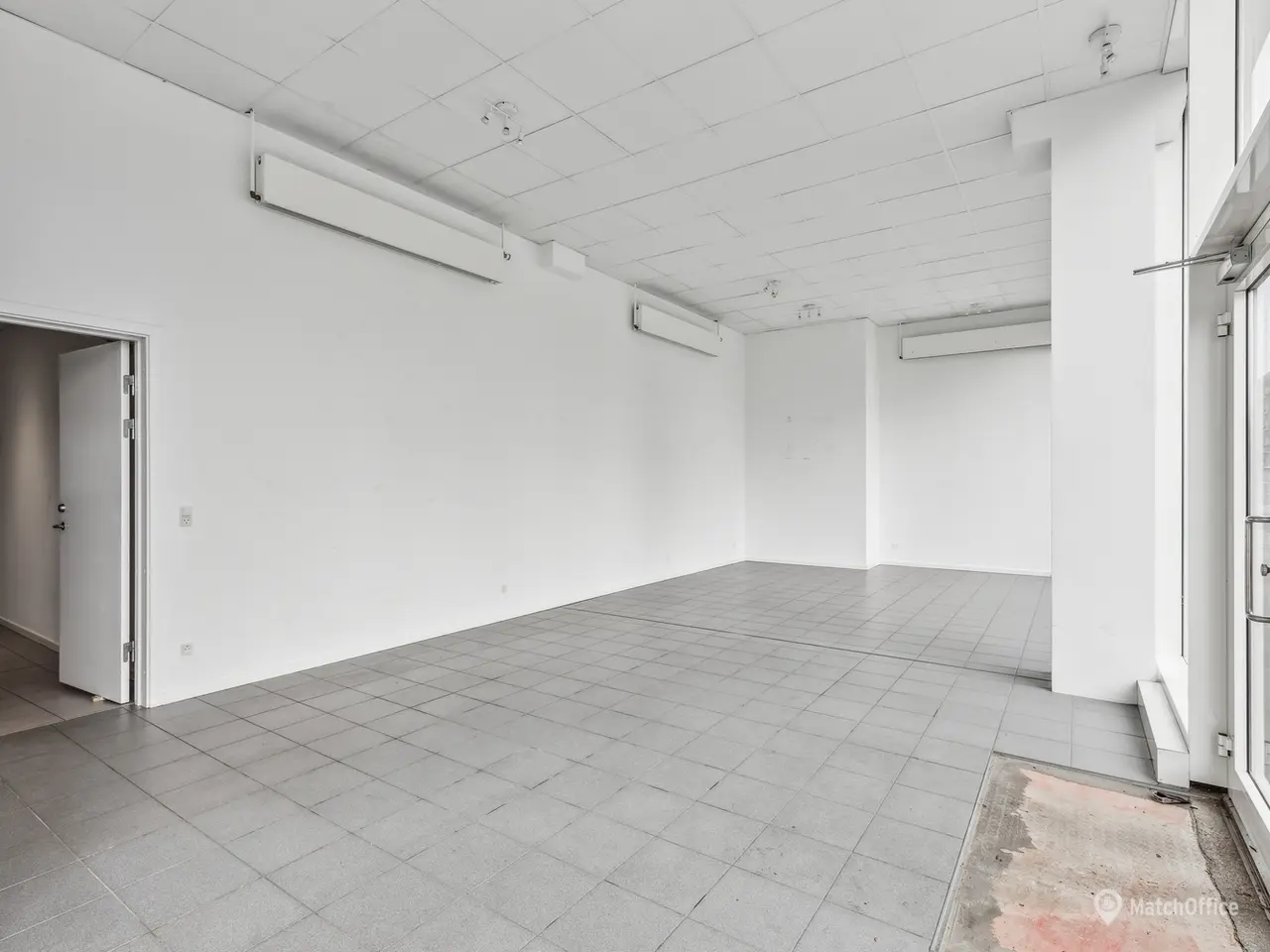 Billede 4 - 112 m² lyst butikslokale med stor eksponering og brede facadevinduer.
