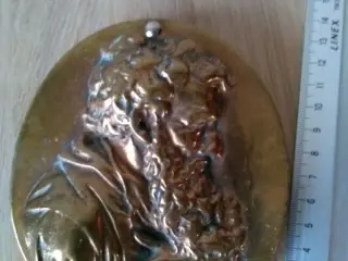Messing platte af en mand