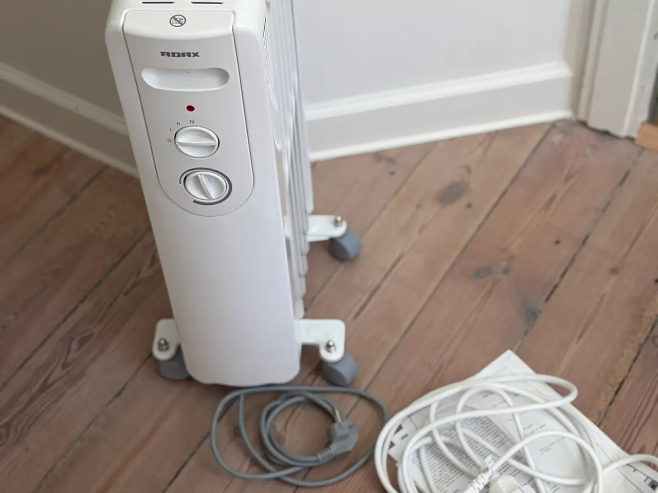 Billede 2 - Flytbar elradiator 1500W med hjul
