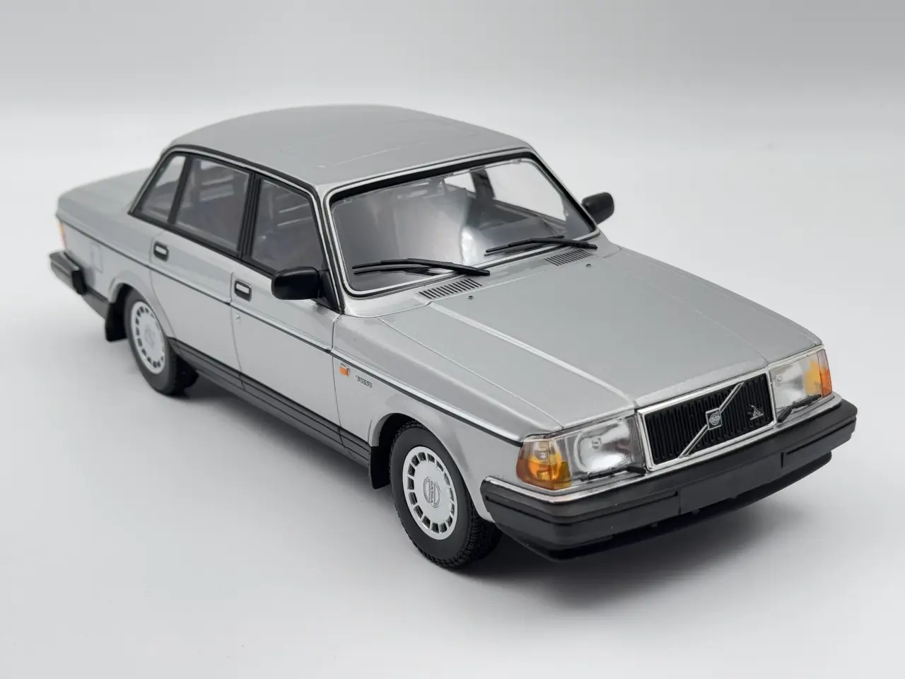 Billede 4 - 1986 Volvo 240 GL 1:18  Super flot og detaljeret