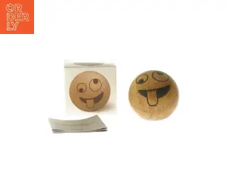 Træ kugle med smiley ansigt fra Spring Copenhagen (str. Ø 7 cm)
