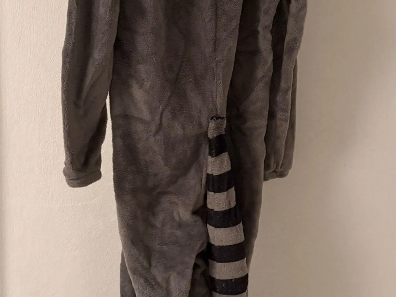 Billede 2 - H&M vaskebjørn-heldragt str. 134/140 (8–10 år)