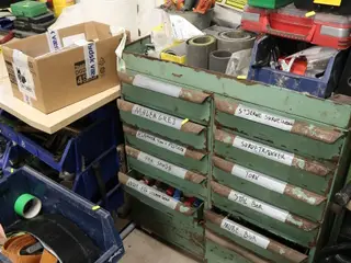 Stålskab med div. værktøj m.m.