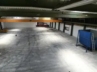 Produktionslokale/lager med 2 porte på 6 m. og kran.