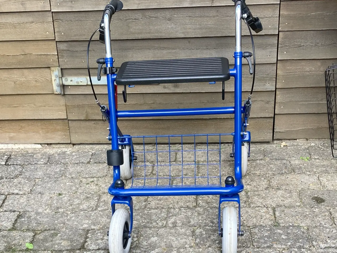 Billede 4 - Robust blå rollator med kurv og sæde