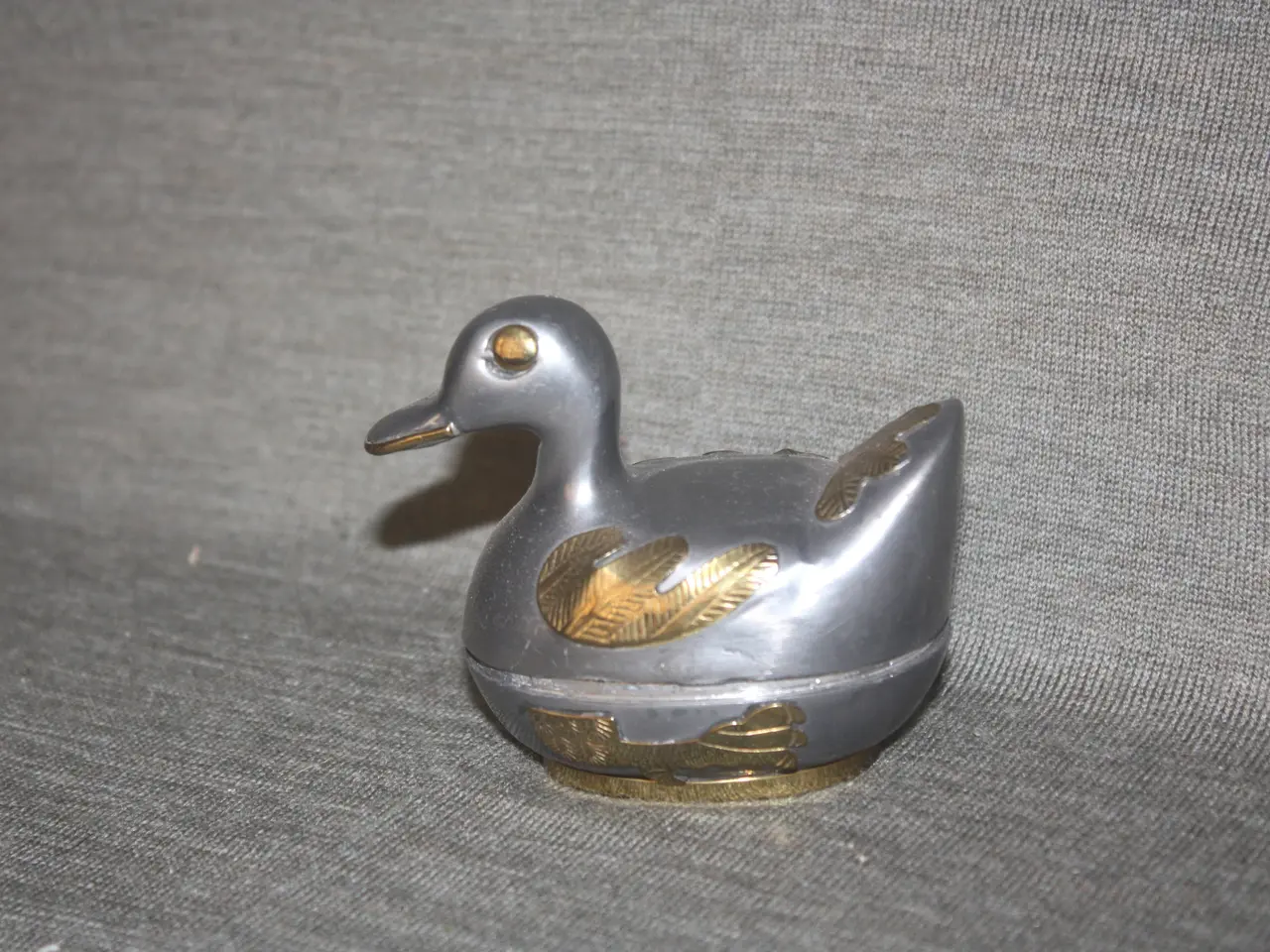 Billede 1 - Lille skrin / figur i metal længde 7,5 cm