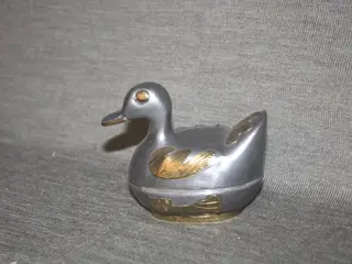 Lille skrin / figur i metal længde 7,5 cm
