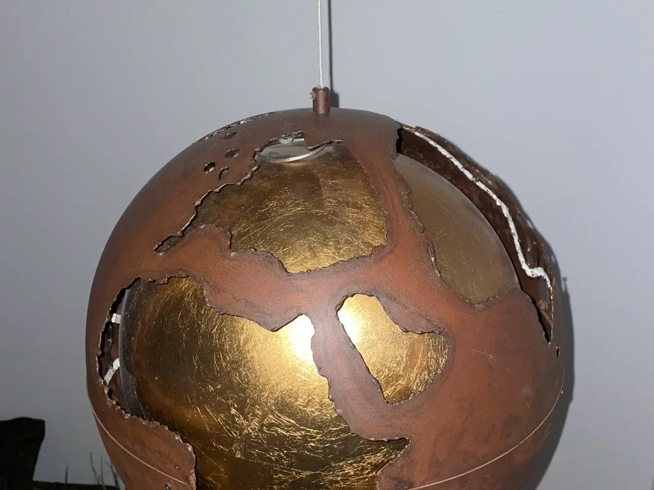 Billede 6 - Globus lampe i metal med guld og LED lys