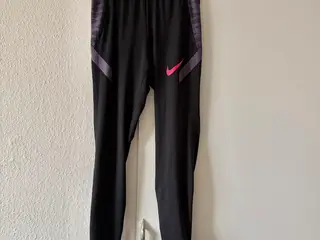 Nike smalle sportsbukser. Str M. Med snøre i talje