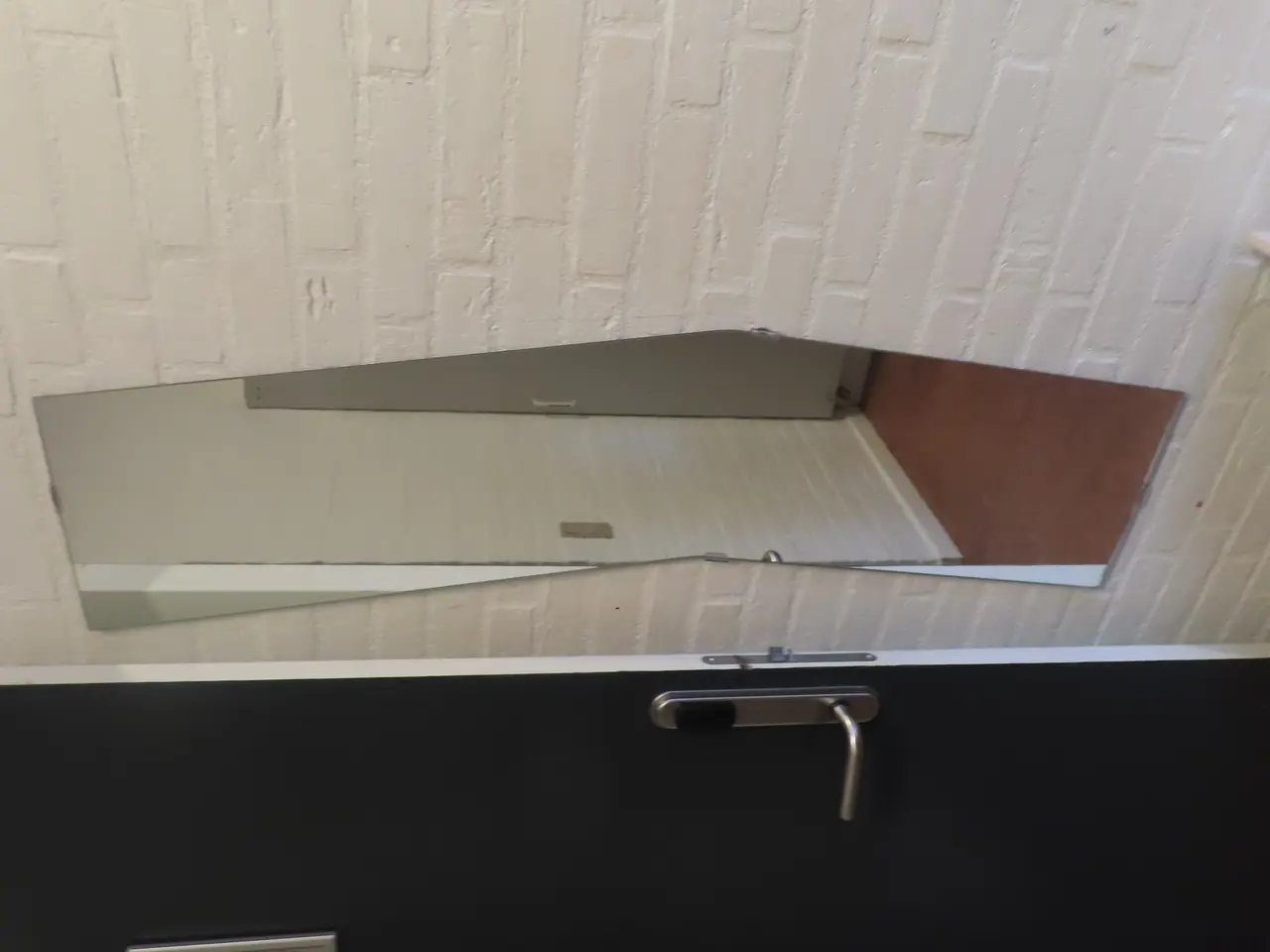 Billede 5 - Indhold på værelse af bord, køjeseng, skab mv.