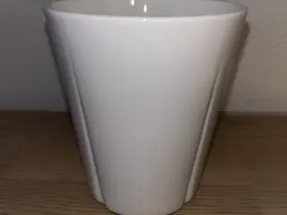 Rosendahl krus i hvid porcelæn.