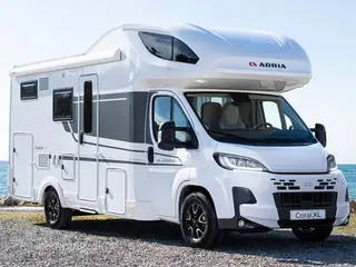 2027 - Adria Coral XL Plus 660 SL HJEMTAGES PÅ BESTILLING Pris fra 925.900 kr. Mulighed for at bestille masser af ekstra udstyr