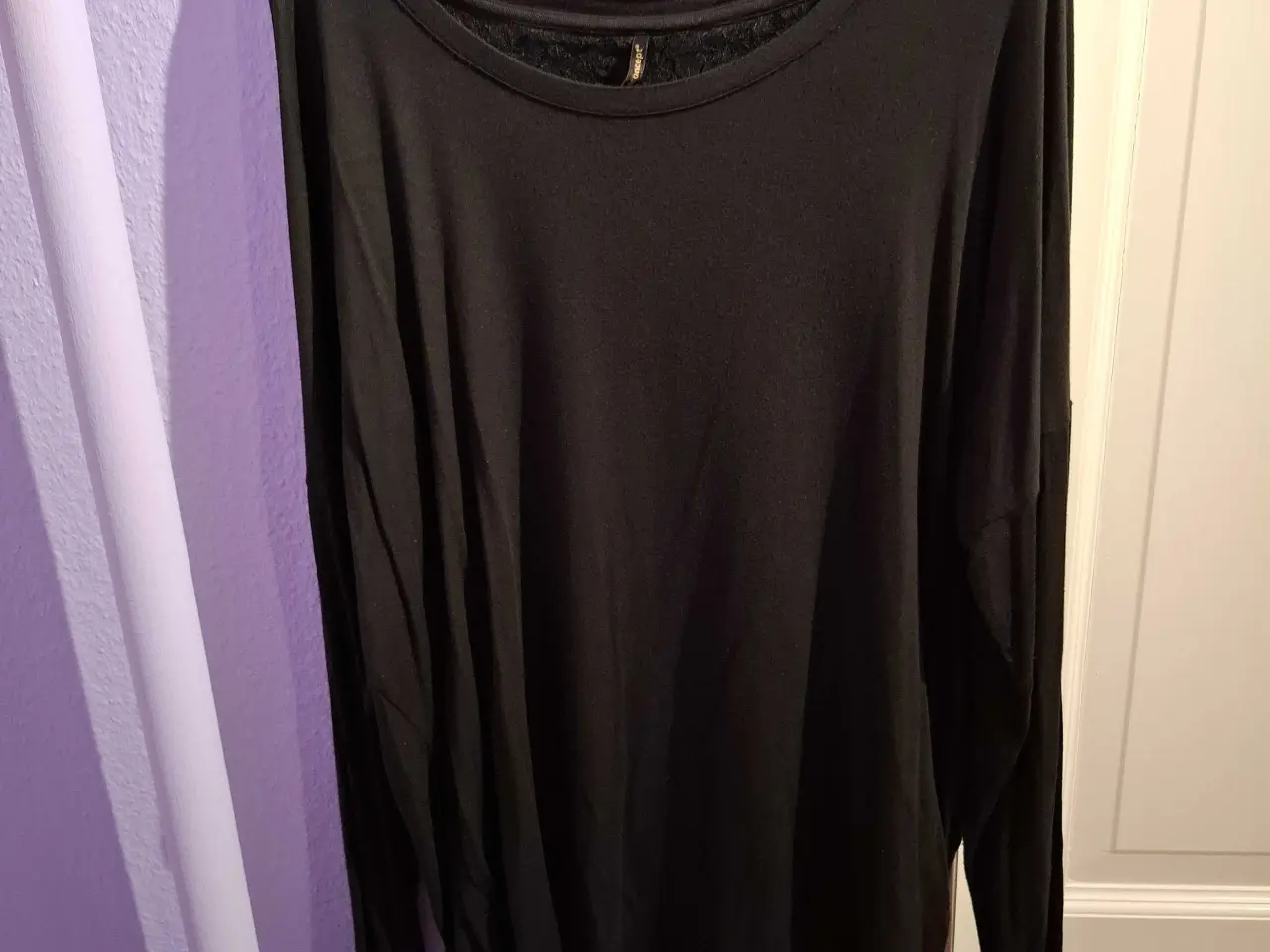 Billede 1 - Sort bluse med flotte detaljer bag på ryggen