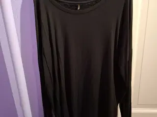 Sort bluse med flotte detaljer bag på ryggen 
