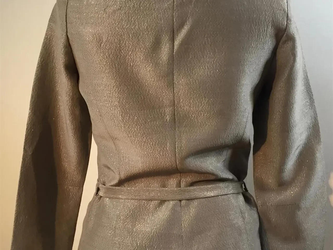 Billede 4 - Elegant bluse i grå med sølvnister og bånd i talje