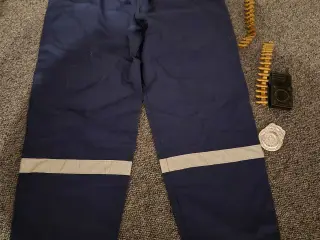 Politi bukser kostume str 116 Med skilt og workie